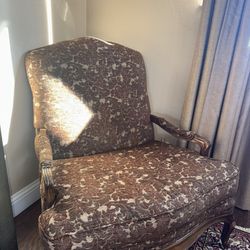 Vintage French Provincial Armchair – Solid Wood Frame – Excellent Condition