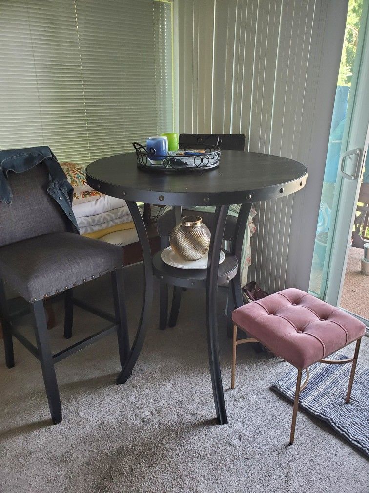 Table + Stools Free