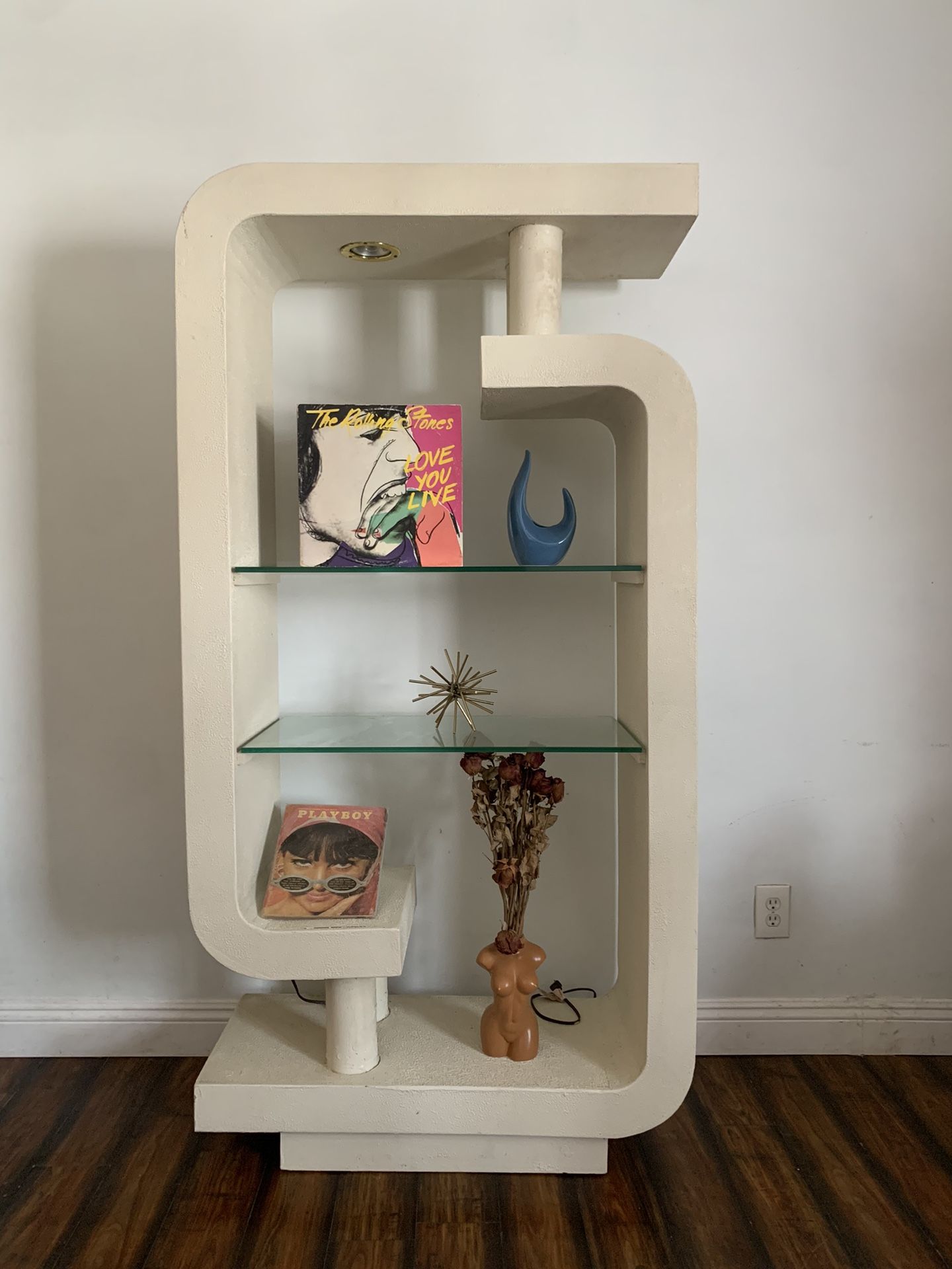 Postmodern plaster etagere