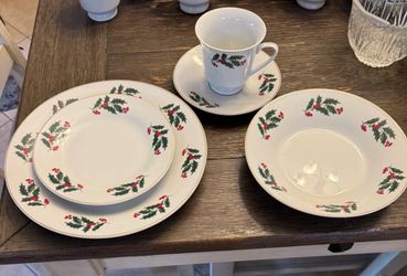 Christmas dinnerware set