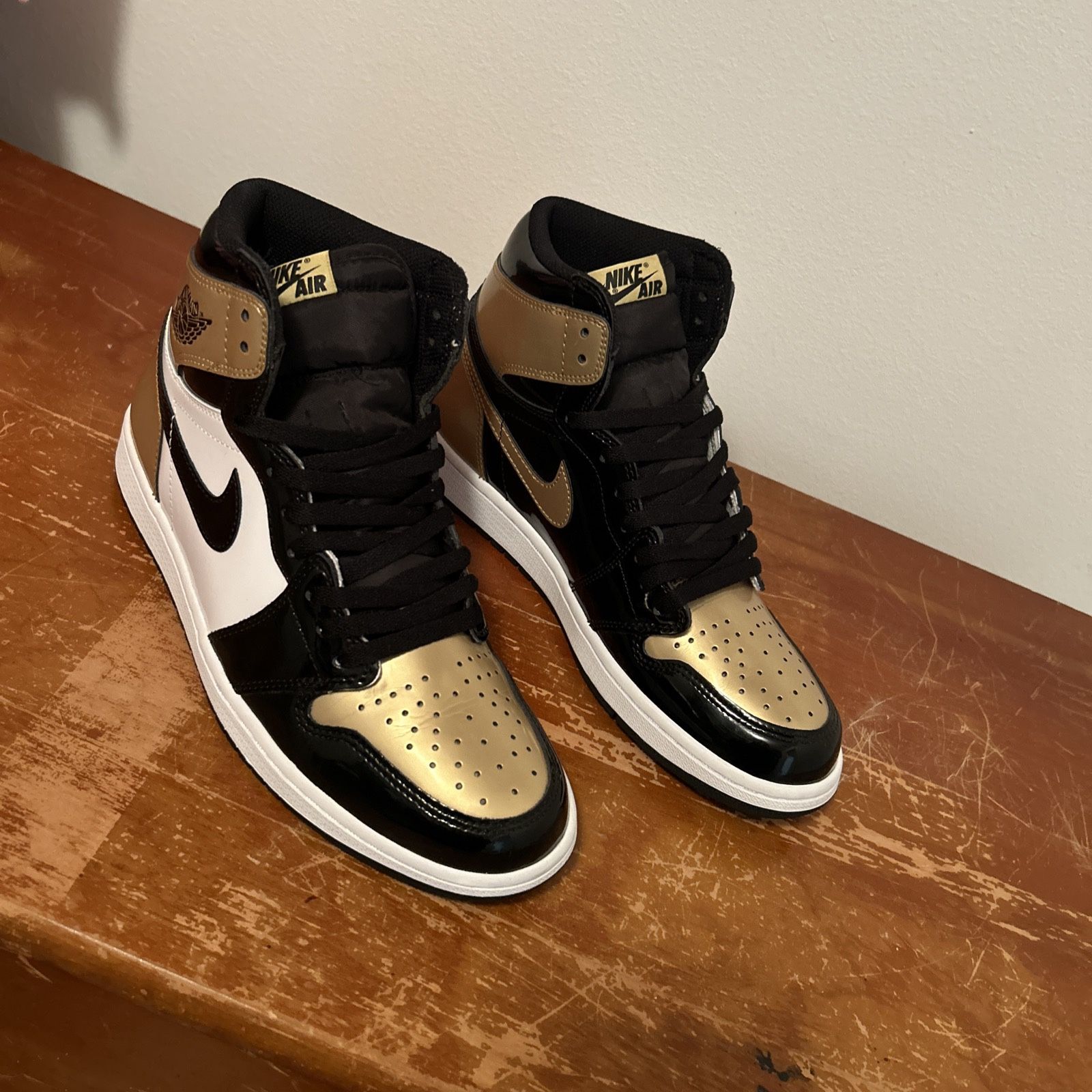 Jordan 1 High Gold Toe