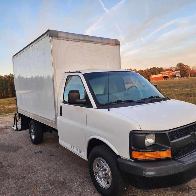 Chevrolet 3500 Express 12ft Box Truck