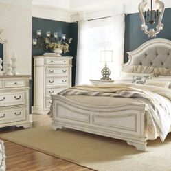Realyn Chipped White Panel Bedroom Set

