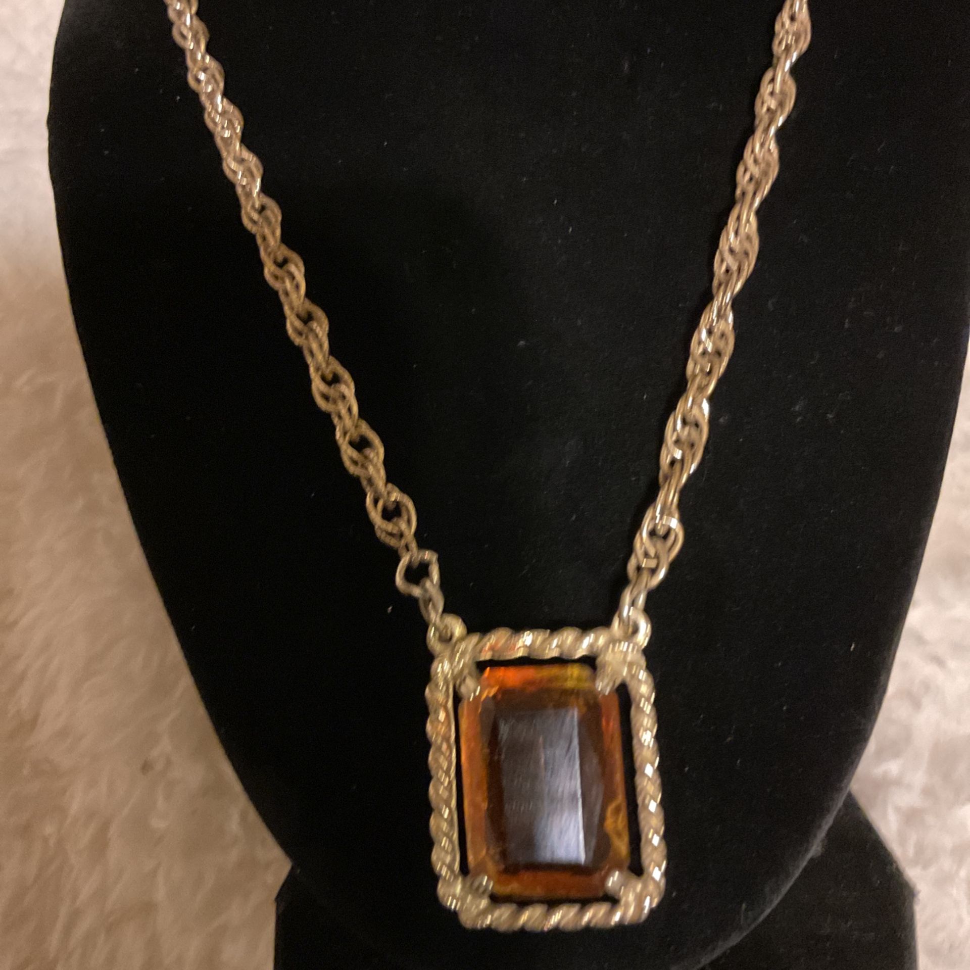Very Nice Vintage Goldtone Necklace With An Amazing Amber Gemstone Pendant .