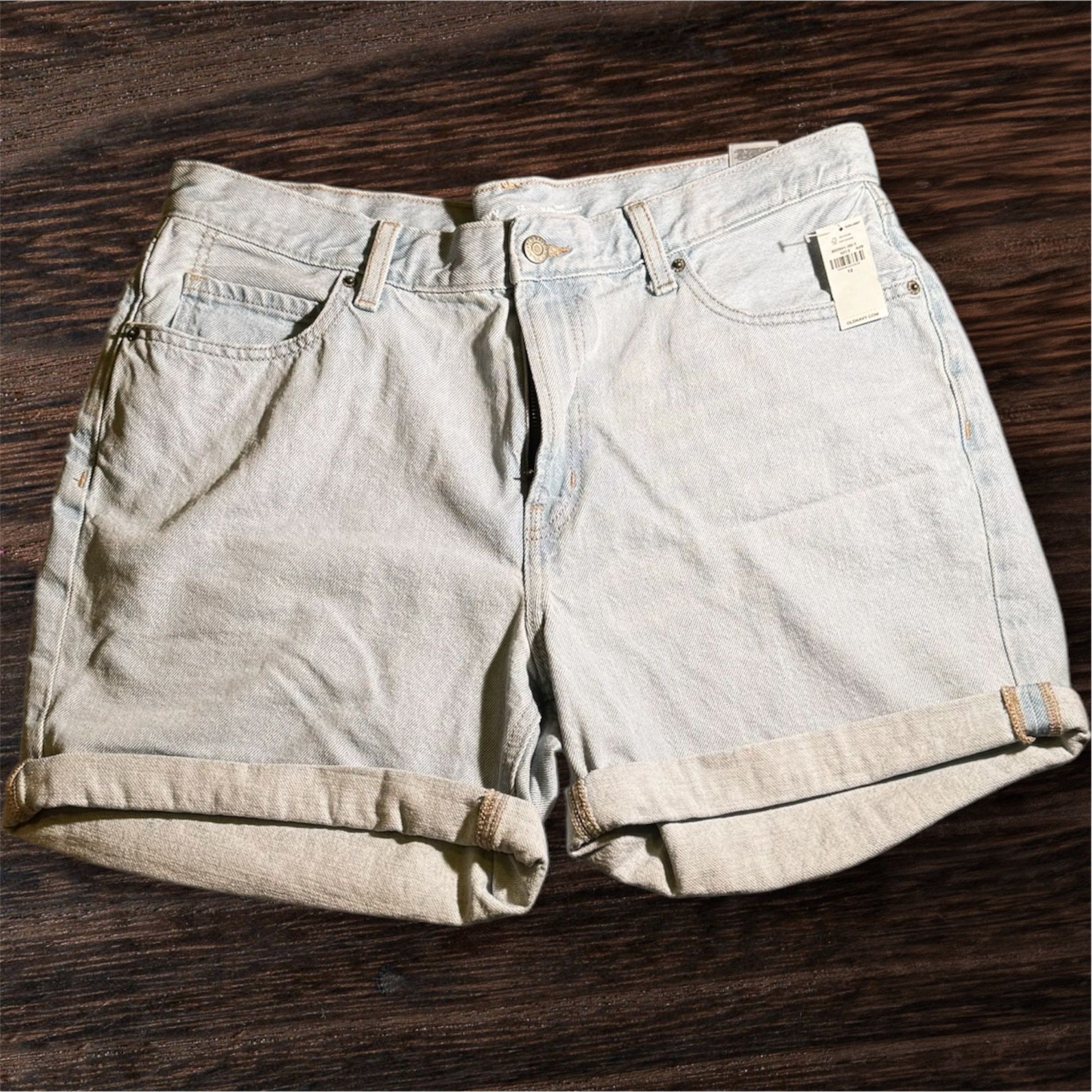 Old Navy Women’s High Rise Slouchy Straight Shorts Size 12, New with Tags!