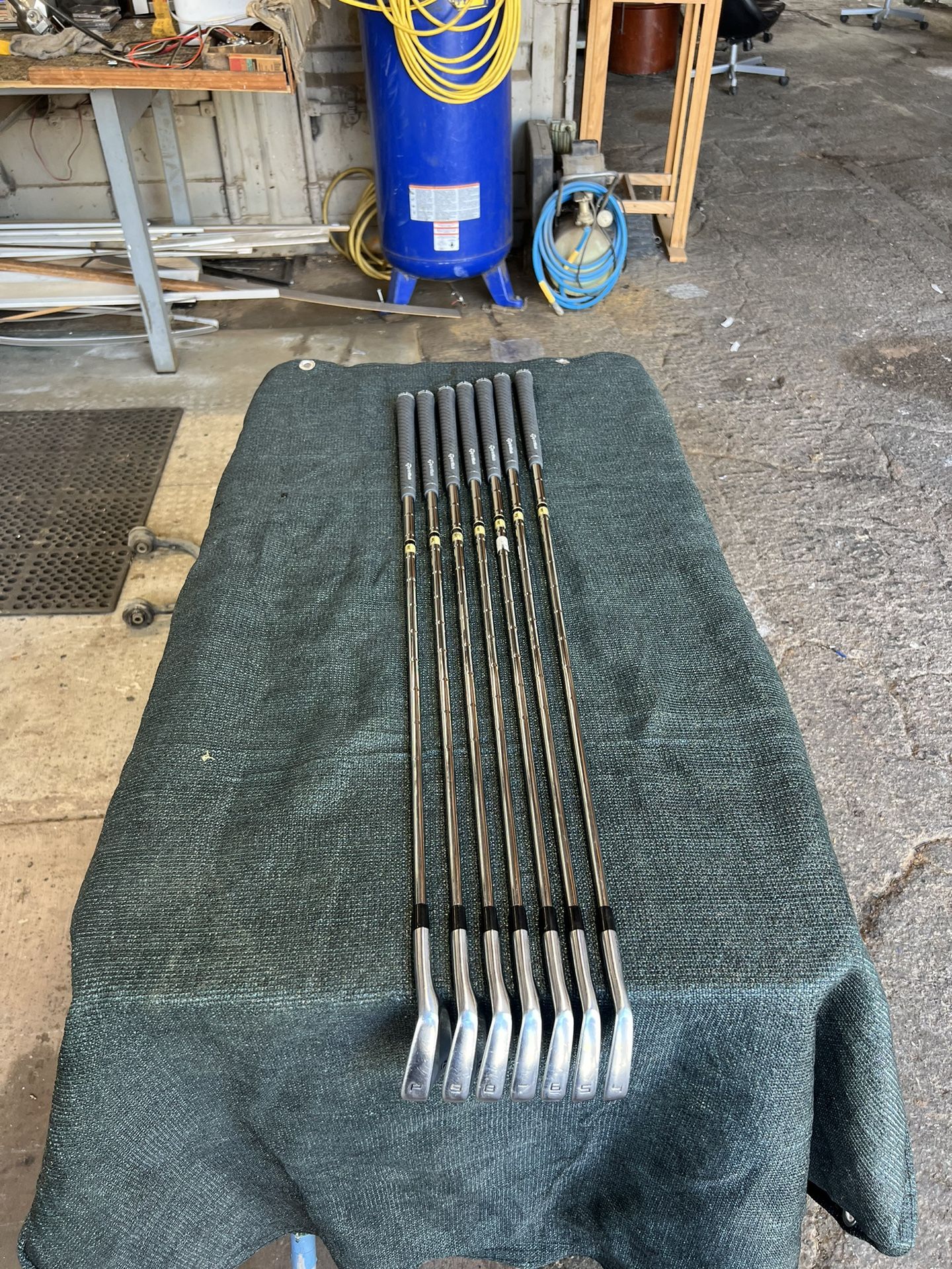 TaylorMade P7MBs P-4 Irons In Good Condition 