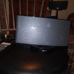 BOSE SOUND DOCK WITH. REMOTE CONTROL AND ADAPTER