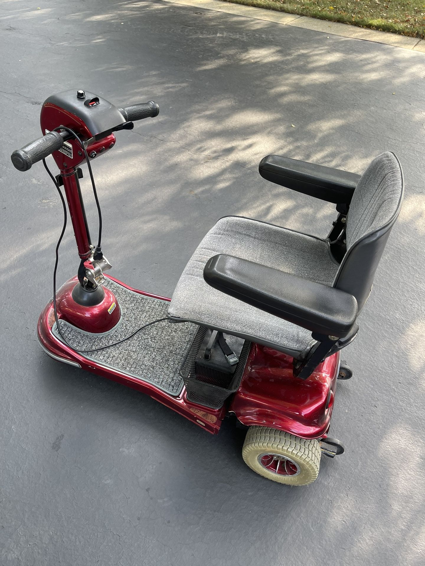 Invacare LYNX SX-3 3-Wheel Scooter Battery Powered with Manuals