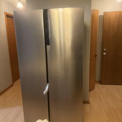 Refrigerator in Fingerprint-Resistant Stainless Look