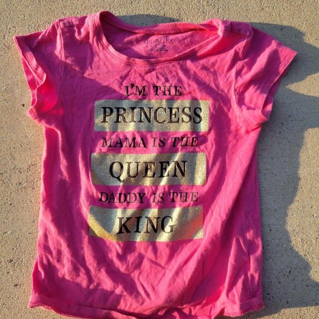Pink and gold " im the princess mama is the queen and daddy is the king " printed t-shirt for kids