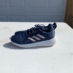 Adidas size 7/hablo Español