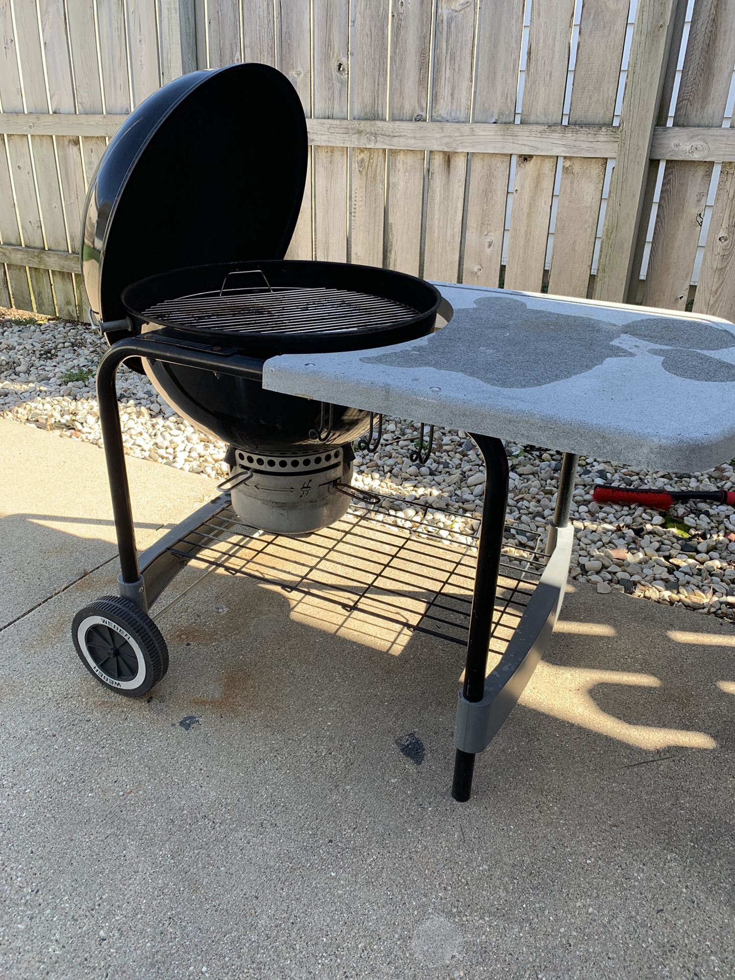 Gennemsigtig Fristelse Tyggegummi Weber ONE TOUCH PLATINUM 22 1/2 INCH for Sale in Milwaukee, WI - OfferUp