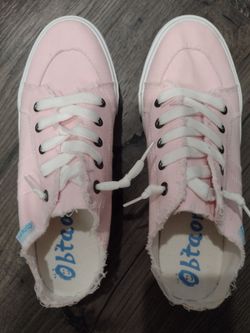 Obtaum tennis shoes, size 9, like new condition