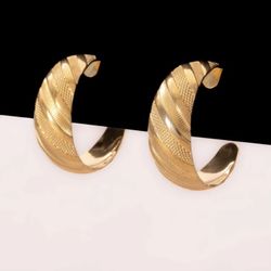 Gold-plated striped creole hoop earrings /textured hoop earrings with a striped pattern.