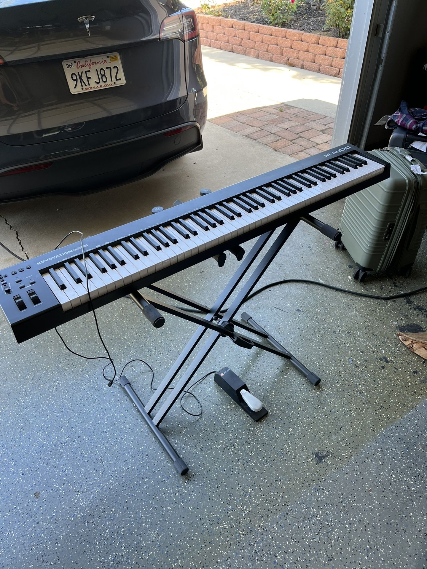 M-Audio Keystation 88 MK3 with Rockville Stand