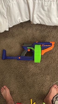 Dart Zone Magnum X2 Superdrum blaster features a large, green 40-round drum and a blue and orange body