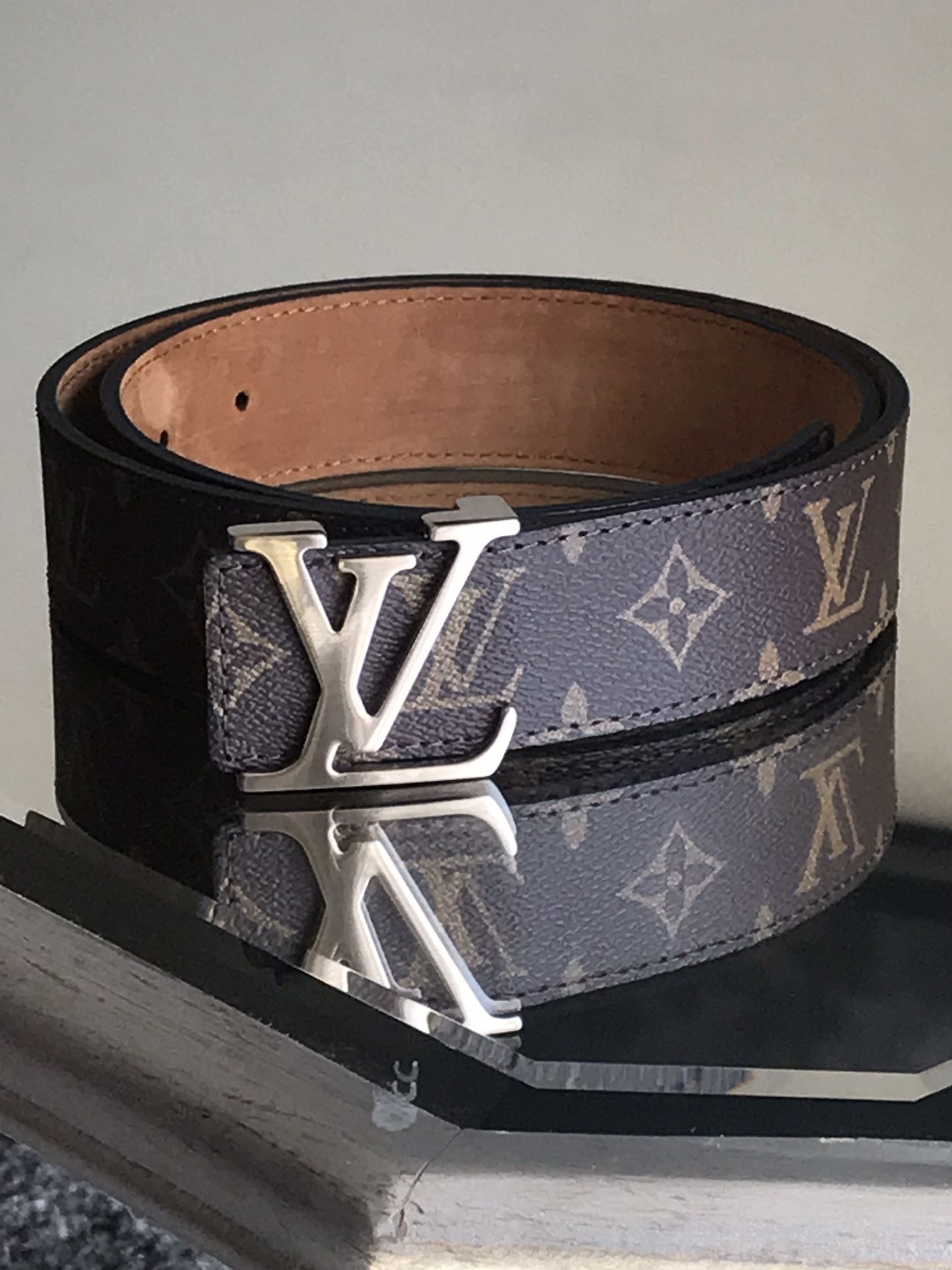 Leather Louis Vuitton/ Gucci belt