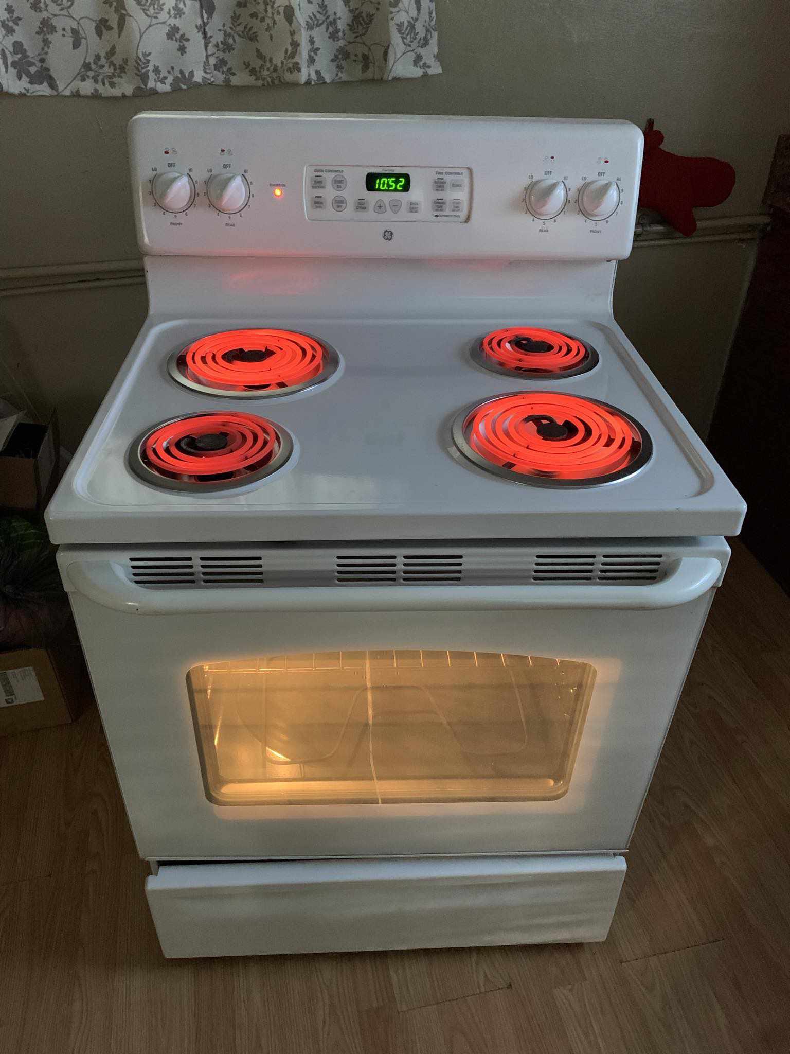 GE 30-in 4 Burners 5-cu ft  electric stove
