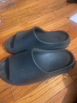 Yeezy slides (black)