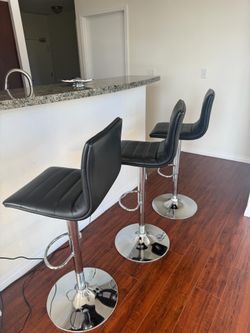 Set of 3 Adjustable Black Bar Stools – Excellent Condition