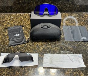 Oakley Sutro sweep