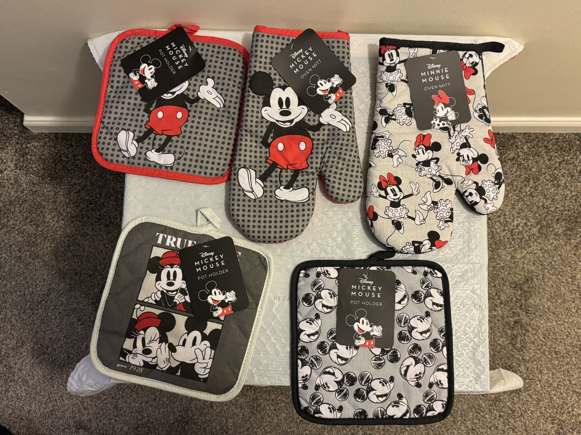 NWT DISNEY MICKEY AND MINNIE Potholders, Hot Pads And Oven Mitts, Kitchen Cookin