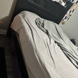 QUEEN SIZE BED FRAME 