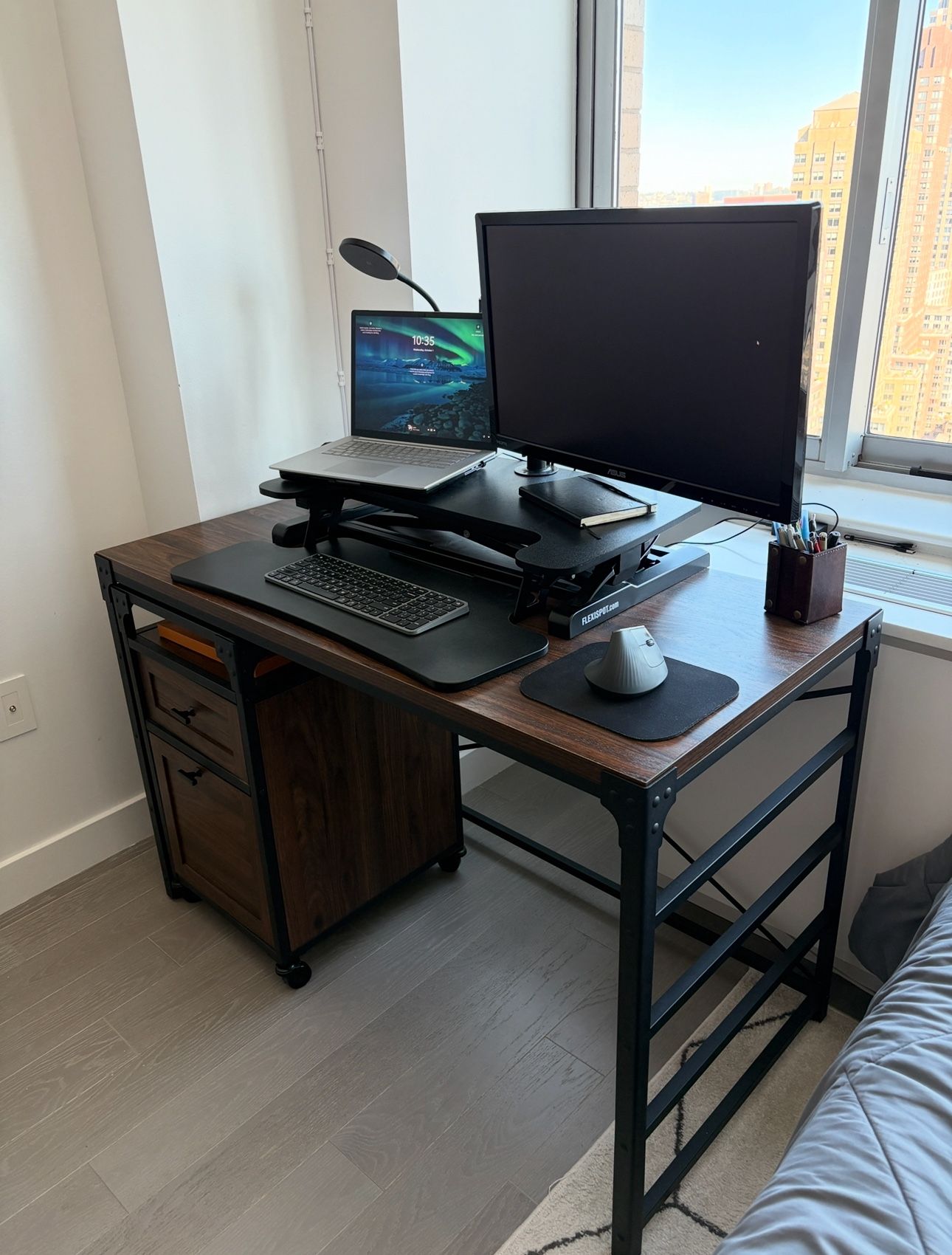 Modern Office Desk with Rollable Filing Cabinet