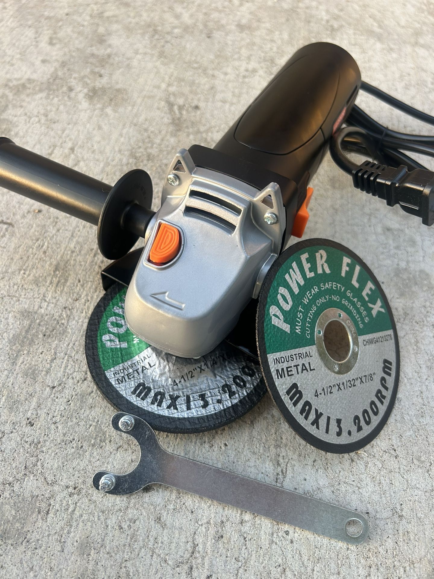 New 4-1/2 Angle Grinder ( 2 Cutting Wheels Included)