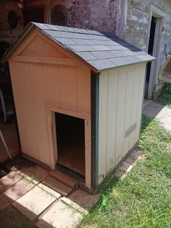 Large wood dog house 4x4