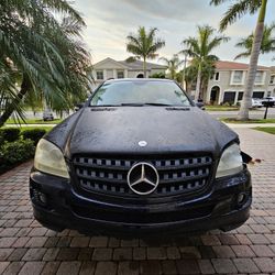 Mercedes-Benz ML350 Just Under $230,000 MI Light Cosmetic Damage To Front Fender And Driver Side Headlight But No Damage Elsewhere. Interior Is In Rel