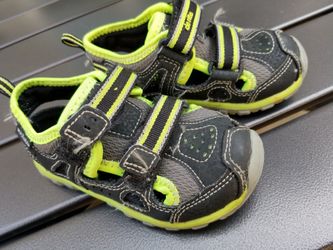 Boys toddler size 7 Striderite