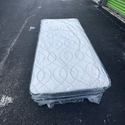 NEW TWIN SIZE SET MATTRESS AND BOX SPRING-2pcs