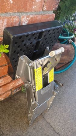 Kicker motor bracket