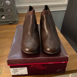 Woman’s Low Boots