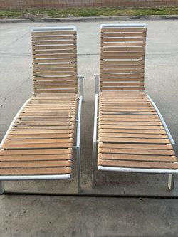 Pool lounge chairs set