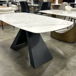 Modern Sintered Stone Dining Table 63’’ / Mesa de comedor moderna de piedra sinterizada 63''