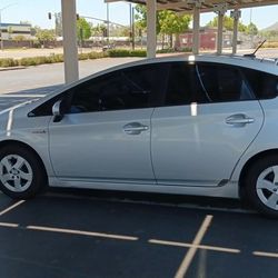 Toyota Prius 2011 https://offerup.com/redirect/?o=MTIwLm1pbA==.millas 