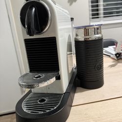 De'Longhi Nespresso Citiz Coffee Machine with Aeroccino Milk Frother
