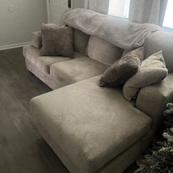 Barely Used Sectional Sofa – Smoke-Free & Pet-Free Home