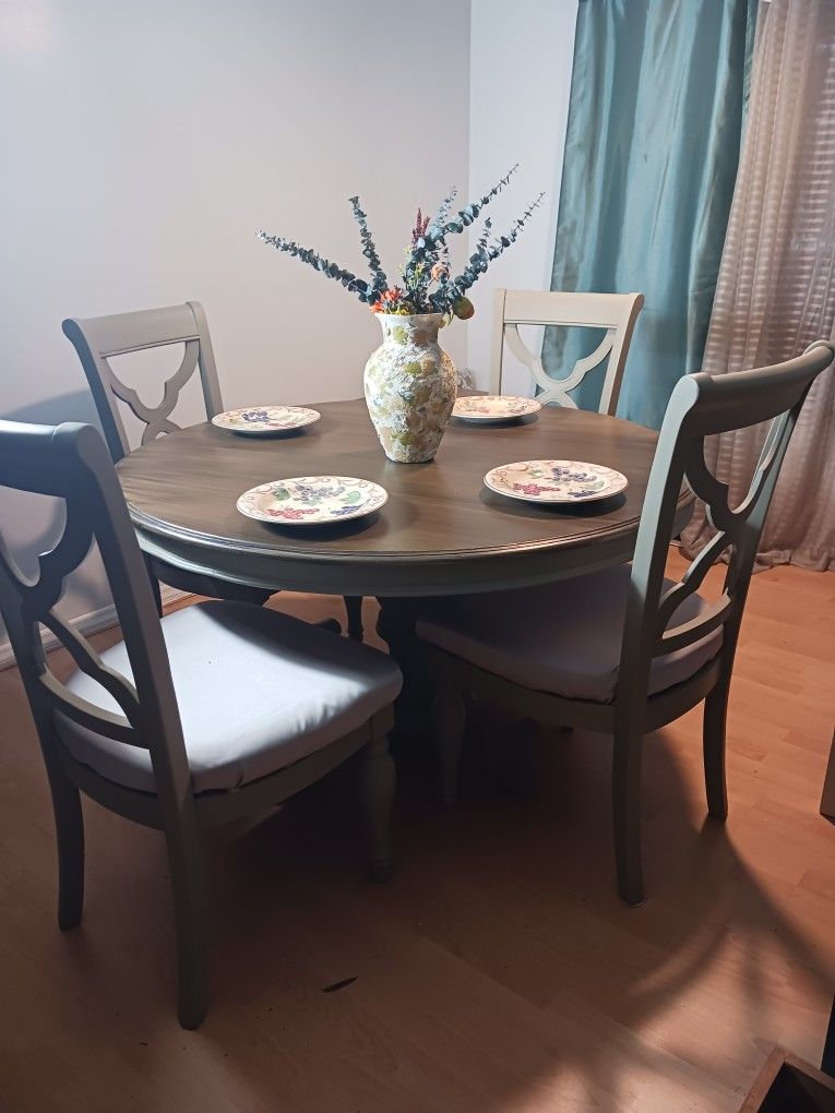 Refurbished Pottery Barn Finish Round Kitchen Table 4-5 Chairs Freshly Painted