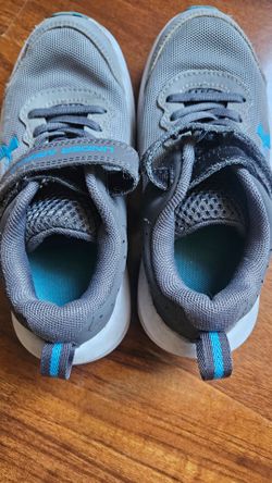 Boys  nike tennis shoes.