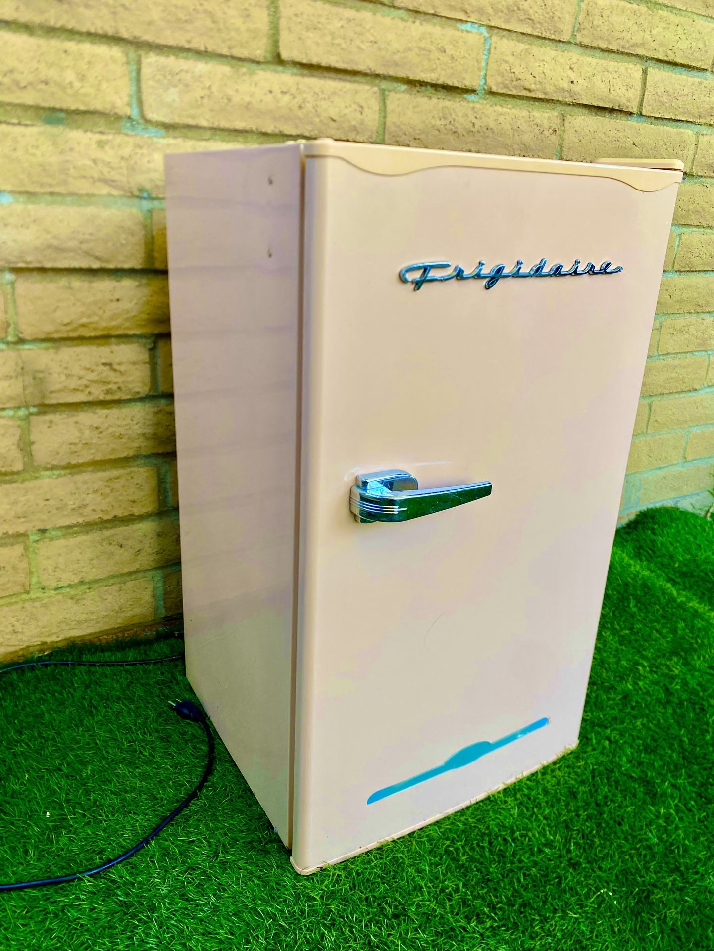 Mini Fridge Retro Frigidaire New