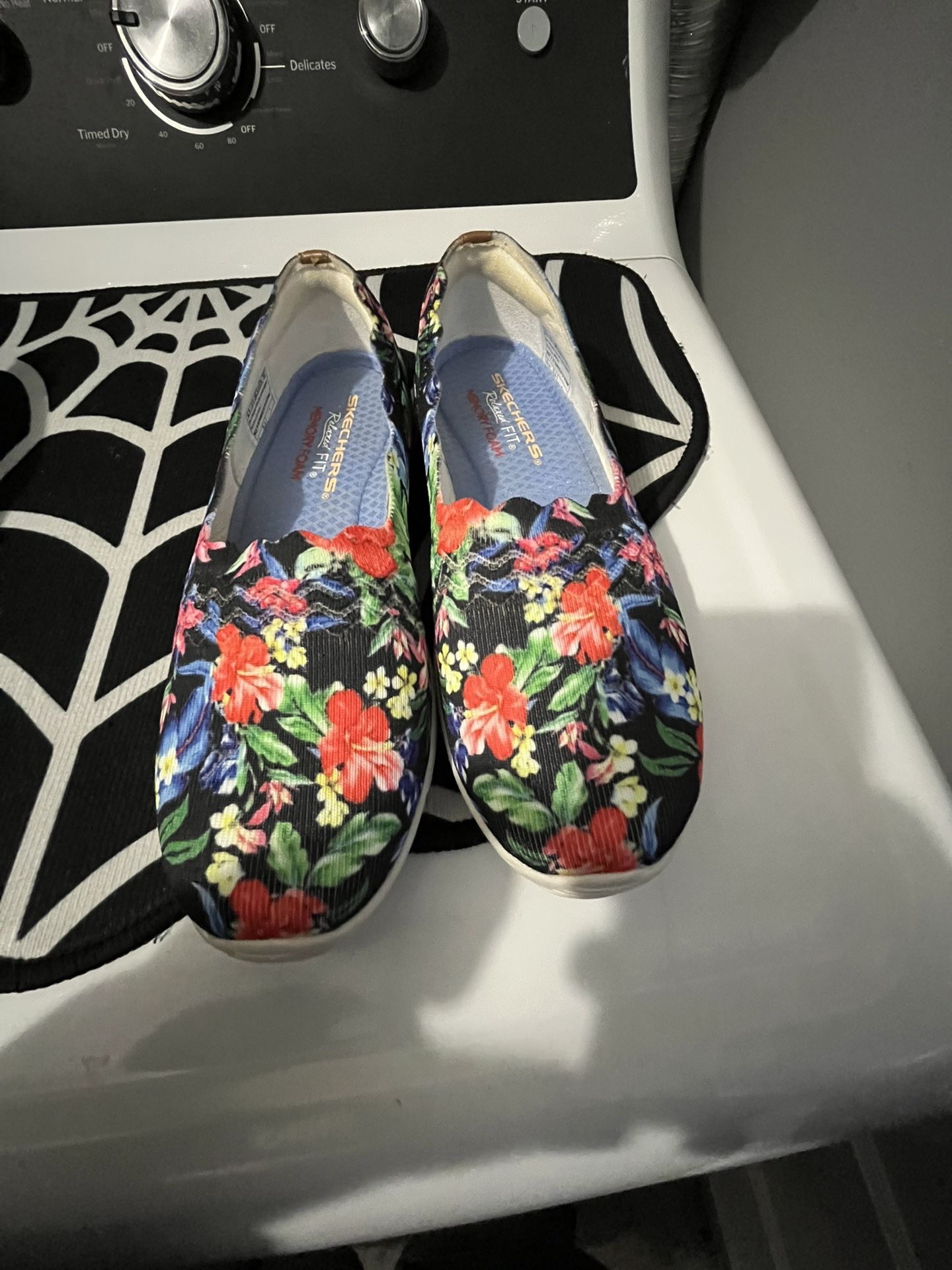 Skechers Floral Relaxed Fit Memory Slip On Women’s Size 6.5
