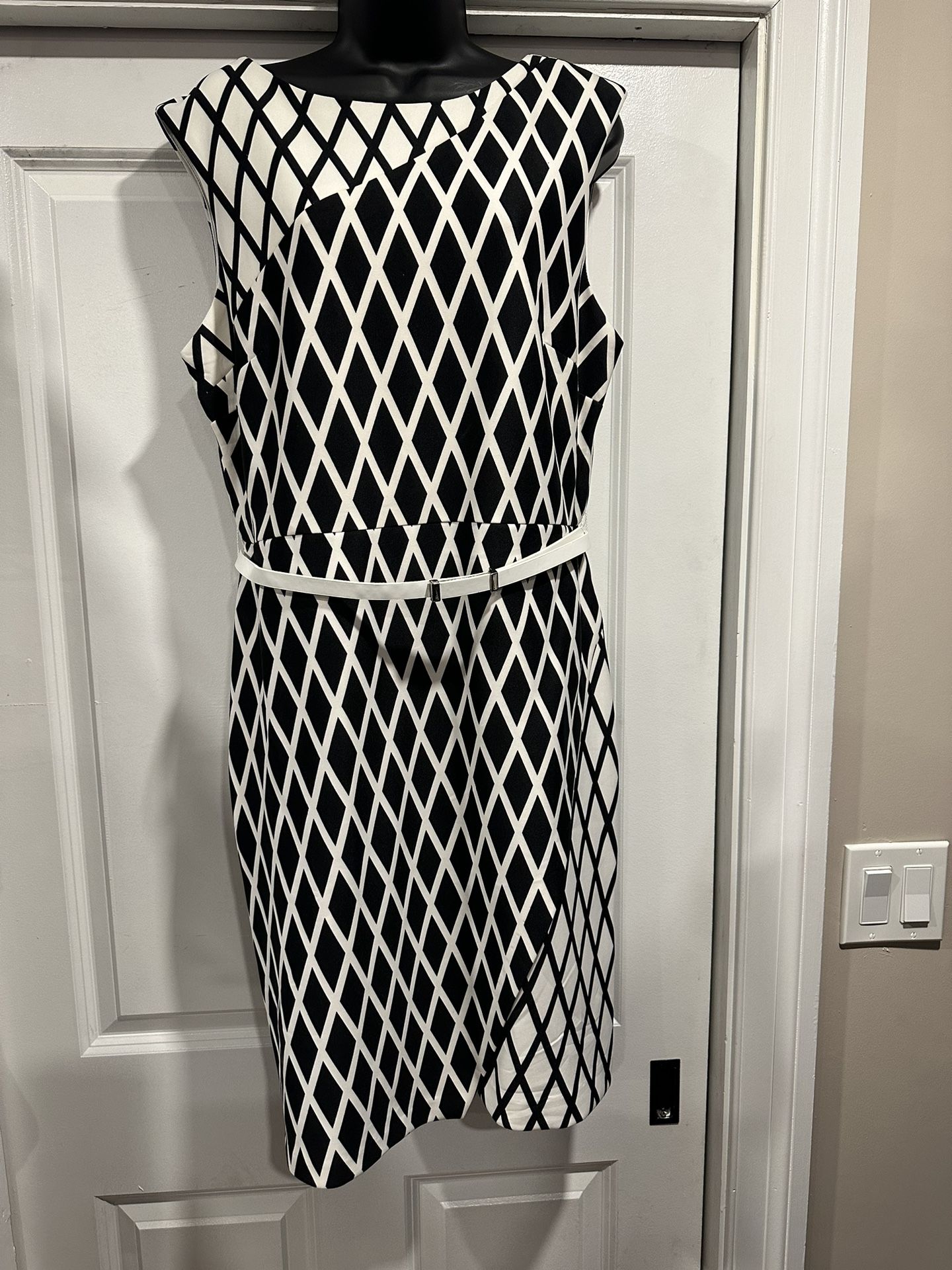 Graphic Black and White Diamond Print Dress