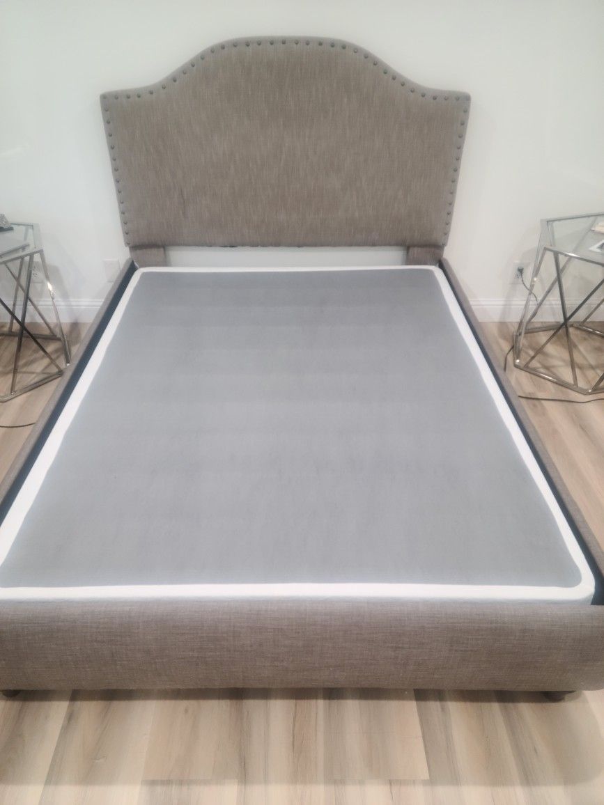 Box Spring Queen Size, High Quality, Lightweight Metal, Can Be Disassembled When Moving, Removable Washable Cover, Very Clean Like New