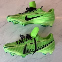 Soccer Cleats Cr7 Size 7 ( Like New