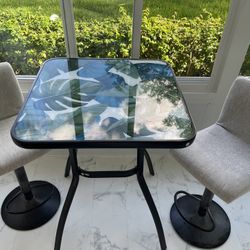 Beautiful Patio Set Very Tropical Like new