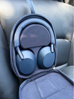 Sony WH1000-XM5 headset