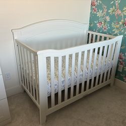 Sorelle Berkley 4-in-1 Convertible Panel Crib in White